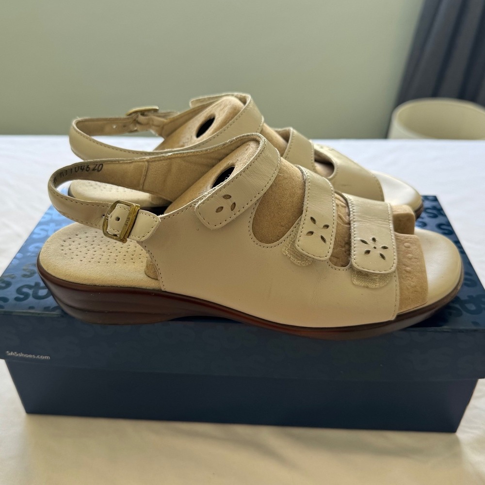 SAS Quatro Sandal Women Sz 7.5 Beige Tri-Pad Cushion Adjustable Straps Slingback
